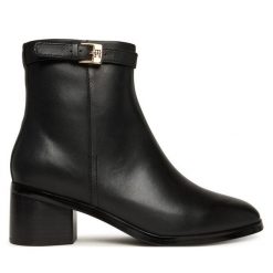 Botki Tommy Hilfiger. Czarne botki TOMMY HILFIGER, bez wzorów, bez obcasa, na słupku, bez zapięcia. Za 749.99 zł.