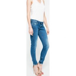 Pepe Jeans - Jeansy. Niebieskie jeansy Pepe Jeans, m, bez wzorów, z obniżonym stanem. W wyprzedaży za 219.90 zł.