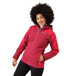 Kurtka turystyczna zimowa damska Highton ze stretchem. Czerwone kurtki sportowe Regatta, na zimę, bez wzorów, bez kaptura, trekkingowe. Za 299.55 zł.
