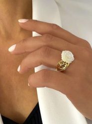 Les Petites Précieuses Pozłacany pierścionek z masą perłową i cyrkoniami rozmiar: 56. Białe pierścionki Les Petites Précieuses, z cyrkonią, pozłacane. Za 165.99 zł.