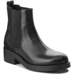 Sztyblety GUESS - FLMOR3 LEA10 BLACK. Czarne botki Guess, z aplikacjami, z materiału, bez obcasa, na obcasie, bez zapięcia. W wyprzedaży za 409.00 zł.