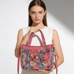 Torebka damska Laura Vita, z materiału syntetycznego z dekoracyjnym nadrukiem kwiatowym krótkie uchwyty do noszenia w dłoni regulowany pasek na ramię. Czerwone torby na ramię Laura Vita, bez wzorów, z materiału, eleganckie, na ramię, z nadrukiem, bez dodatków. Za 319.00 zł.