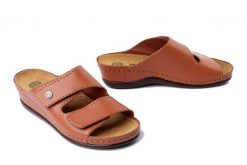 DR. BRINKMANN 700617-21 cognac, klapki damskie. Brązowe klapki Dr. Brinkmann, bez wzorów, ze skóry, bez obcasa. Za 167.93 zł.