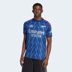 Koszulka piłkarska ADIDAS Arsenal sezon 25/26 wyjazdowa. Bluzki Adidas, s, bez wzorów, sportowe, bez kołnierzyka, bez ramiączek. Za 459.99 zł.