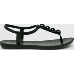 Ipanema - Sandały. Czarne sandały Ipanema, bez wzorów, z gumy, bez obcasa, bez zapięcia. W wyprzedaży za 69.90 zł.