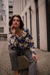 Bluza w kwiaty z dekoltem w serek czarna. Czarne bluzy sportowe MOODO, l, bez wzorów, z bawełny, bez kaptura. Za 119.99 zł.