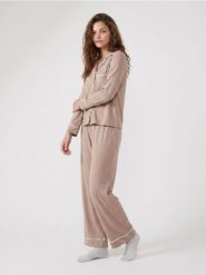 Dwuczęściowa piżama loose fit z domieszką wiskozy - beżowy. Brązowe piżamy Sinsay, bez wzorów, z wiskozy, bez ramiączek. Za 79.99 zł.