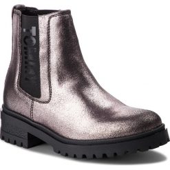 Sztyblety TOMMY JEANS - Metallic Cleated Che EN0EN00341 Steel Grey 039. Szare botki Tommy Jeans, bez wzorów, z jeansu, bez obcasa, na obcasie, bez zapięcia. W wyprzedaży za 359.00 zł.