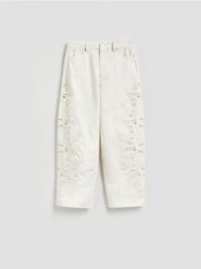 Jeansy straight z haftem - biały. Białe jeansy Reserved, bez wzorów. Za 259.99 zł.