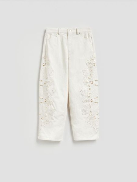 Jeansy straight z haftem - biały. Białe jeansy Reserved, bez wzorów. Za 259.99 zł.