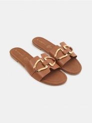 Klapki ze skórzaną wkładką - bordowy. Czerwone klapki Sinsay, bez wzorów, bez obcasa. Za 39.99 zł.