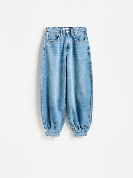 Jeansy balloon - niebieski. Niebieskie jeansy Reserved, bez wzorów. Za 139.99 zł.