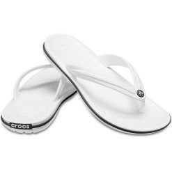 Japonki damskie Crocs Crocband Flip. Białe klapki Crocs, bez wzorów, bez obcasa. W wyprzedaży za 149.00 zł.