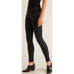 Mango - Jeansy Belle. Czarne jeansy Mango, bez wzorów, z obniżonym stanem. W wyprzedaży za 64.90 zł.