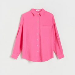 Koszula oversize - różowy. Czerwone koszule Reserved, l, bez wzorów, z lyocellu, bez kołnierzyka, bez ramiączek. W wyprzedaży za 79.99 zł.