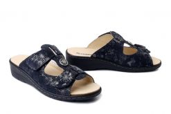 DR. BRINKMANN 701079-05 blau, klapki damskie. Niebieskie klapki Dr. Brinkmann, bez wzorów, ze skóry, bez obcasa. Za 314.41 zł.