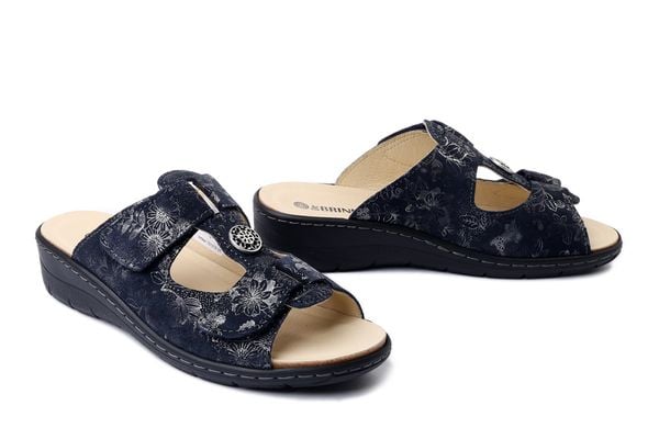 DR. BRINKMANN 701079-05 blau, klapki damskie. Niebieskie klapki Dr. Brinkmann, bez wzorów, ze skóry, bez obcasa. Za 295.92 zł.