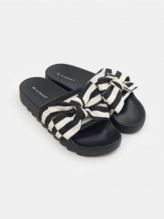Klapki z dużą kokardą w paski - wielobarwny. Klapki Sinsay, bez wzorów, bez obcasa. Za 39.99 zł.
