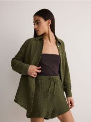 Koszula z bawełnianego muślinu - oliwkowy. Zielone koszule Reserved, l, bez wzorów, z bawełny, bez kołnierzyka, bez ramiączek. W wyprzedaży za 89.99 zł.