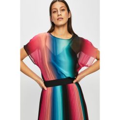 Trussardi Jeans - Sukienka. Sukienki Trussardi Jeans, na co dzień, bez wzorów, z jeansu, casualowe, bez kołnierzyka, bez ramiączek, mini, plisowane. W wyprzedaży za 749.90 zł.
