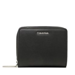 Mały Portfel Damski Calvin Klein. Czarne portfele Calvin Klein, bez wzorów. Za 149.99 zł.