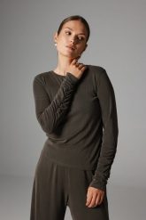 BLUZKA BEVERLY SZARO- BRĄZOWA M - Flawless. Szare bluzki Flawless, m, bez wzorów, z dzianiny, bez kołnierzyka, bez ramiączek. Za 257.00 zł.