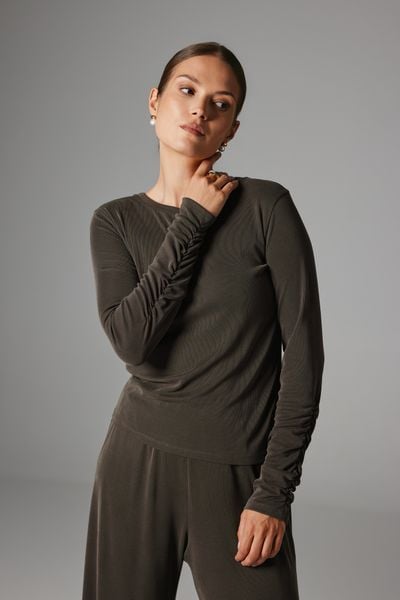 BLUZKA BEVERLY SZARO- BRĄZOWA M - Flawless. Szare bluzki Flawless, m, bez wzorów, z dzianiny, bez kołnierzyka, bez ramiączek. Za 257.00 zł.