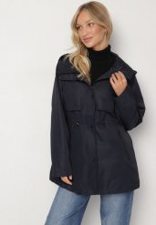 Granatowa Klasyczna Kurtka Parka z Kapturem i Ściągaczem w Pasie Cinelle. Niebieskie kurtki Born2be, l, z jeansu, klasyczne, z kapturem. Za 189.99 zł.