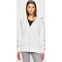 Calvin Klein Jeans - Bluza. Białe bluzy Calvin Klein Jeans, m, bez wzorów, z bawełny, z kapturem. W wyprzedaży za 299.90 zł.