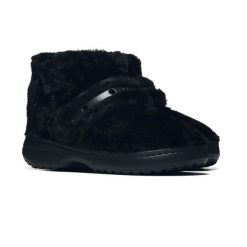 Kapcie Crocs CLASSIC UNFURGETTABLE BOOT 211743-060. Czarne obuwie domowe Crocs, bez wzorów, z gumy, z okrągłym noskiem, przed kolano, bez zapięcia. Za 279.00 zł.
