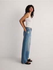 Jeansy wide leg z przetarciami - niebieski. Niebieskie jeansy Reserved, bez wzorów. W wyprzedaży za 69.99 zł.