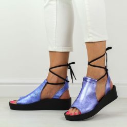Niebieskie skórzane Polskie sandały damskie na platformie Deoni D535. Niebieskie sandały Deoni, bez wzorów, ze skóry, bez obcasa, na platformie, bez zapięcia. Za 359.00 zł.