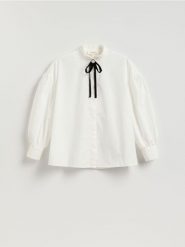 Koszula z broszką - biały. Białe koszule Reserved, l, bez wzorów, z bawełny, bez kołnierzyka, bez ramiączek. Za 159.99 zł.