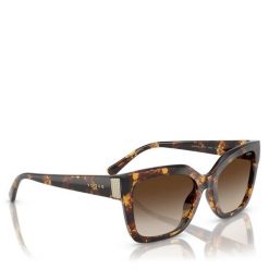 Okulary przeciwsłoneczne Vogue. Brązowe okulary przeciwsłoneczne Vogue, bez wzorów. Za 419.99 zł.