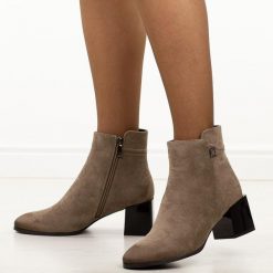 Khaki zamszowe botki damskie na obcasie Potocki 12743. Brązowe botki POTOCKI, na jesień, z aplikacjami, z dzianiny, z okrągłym noskiem, bez obcasa, na obcasie, bez zapięcia. Za 219.00 zł.