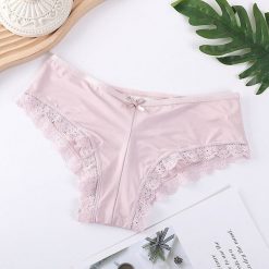 Figi damskie koronkowe z ozdobnymi paseczkami Anfisa. Brązowe figi Intica, s, bez wzorów, z koronki. W wyprzedaży za 59.00 zł.