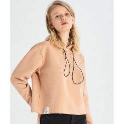 Krótka bluza z kapturem - Beżowy. Bluzy marki Sinsay. W wyprzedaży za 29.99 zł.