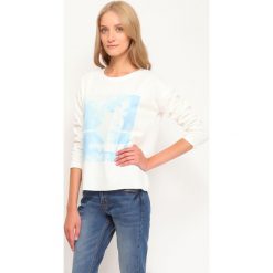 BLUZA NIEROZPINANA DAMSKA Z NADRUKIEM. Białe bluzy TOP SECRET, bez wzorów, z dzianiny, bez kaptura. W wyprzedaży za 39.99 zł.