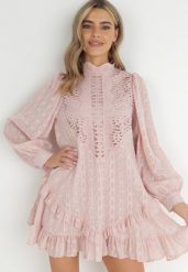 Różowa Ażurowa Sukienka Mini ze Stójką i Falbankami Ranones. Czerwone sukienki Born2be, na imprezę, m, w ażurowe wzory, z tkaniny, retro, bez kołnierzyka, bez ramiączek, mini. Za 179.99 zł.