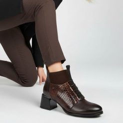 Botki damskie Armodo, skórzane na klocku eleganckie za kostkę zapinane na zamek, czekolada, 60503. Brązowe botki Armodo, bez wzorów, ze skóry, za kostkę, bez obcasa, na obcasie, bez zapięcia. Za 382.99 zł.