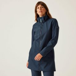 Carisbooke damski softshell. Niebieskie kurtki sportowe Regatta, bez wzorów, z materiału, bez kaptura, trekkingowe. W wyprzedaży za 249.99 zł.