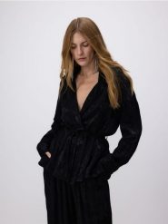 Koszula z ozdobnym wiązaniem - czarny. Czarne koszule Reserved, l, bez wzorów, z tkaniny, bez kołnierzyka, bez ramiączek. W wyprzedaży za 119.99 zł.