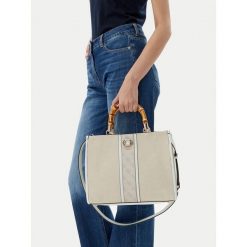 Torebka Guess. Białe torebki klasyczne Guess, z aplikacjami, bez dodatków. Za 234.99 zł.