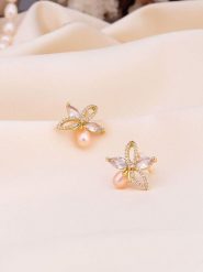 Pierres de Jade Pozłacane kolczyki-wkrętki z perłami i cyrkoniami rozmiar: onesize. Pomarańczowe kolczyki Pierres de Jade, z cyrkonią, pozłacane. Za 30.99 zł.