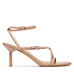 Sandały Guess. Brązowe sandały Guess, z aplikacjami, bez obcasa, na szpilce, bez zapięcia. Za 544.99 zł.