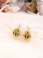 L'Atelier de Gaia Pozłacane kolczyki-wkrętki z perłami rozmiar: onesize. Białe kolczyki L'Atelier de Gaia, z agatem, pozłacane. Za 60.99 zł.