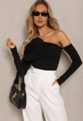 Czarna Bluzka z Asymetryczną Górą Ozdobiona Dużą Aplikacją Kwiatem Viacinta. Czarne bluzki Renee, z aplikacjami, z jeansu, eleganckie, z asymetrycznym kołnierzem, bez ramiączek. W wyprzedaży za 83.99 zł.