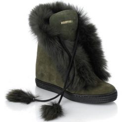 BOTKI SNEAKERSY NA KOTURNIE Z MISIEM ZIELEŃ SKÓRA ZAMSZ. Zielone botki CALZADO, bez wzorów, ze skóry, bez obcasa, na koturnie, bez zapięcia. W wyprzedaży za 299.99 zł.