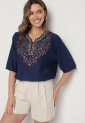 Granatowa Bawełniana Bluzka z Haftowanymi Zdobieniami Przy Dekolcie Mirundria. Niebieskie bluzki Born2be, xl, z aplikacjami, z bawełny, eleganckie, bez kołnierzyka, bez ramiączek. W wyprzedaży za 47.99 zł.