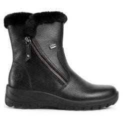Botki Rieker. Czarne botki Rieker, bez wzorów, bez obcasa, na płaskiej podeszwie, bez zapięcia. Za 299.99 zł.